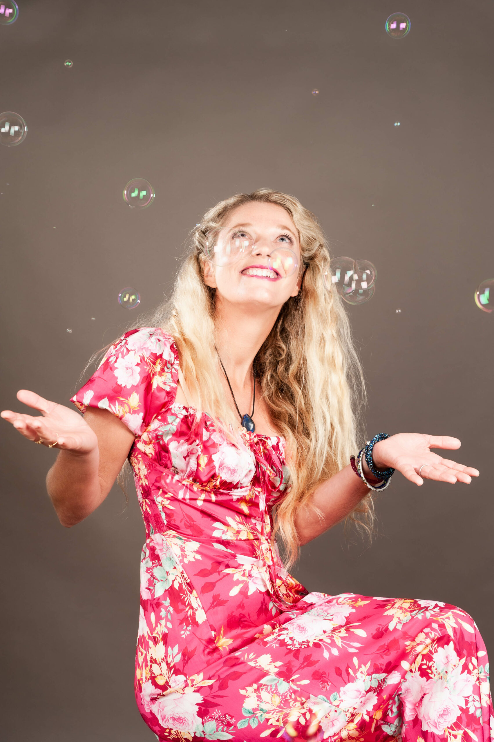 Chiffre 8 composé de pétales de fleurs roses symbolisant un cercle intime de huit femmes