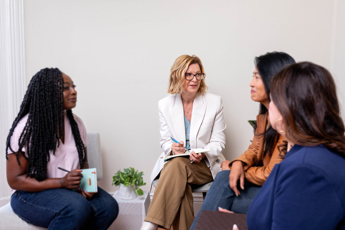 Groupe de praticiennes bien-être échangeant lors d’un cercle de discussion professionnel