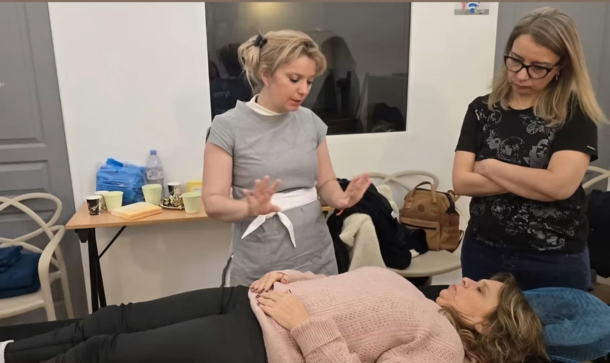 formation_formateur_M6C Praticienne réalisant un massage crânien relaxant pendant un soin du visage dans un institut de bien-être